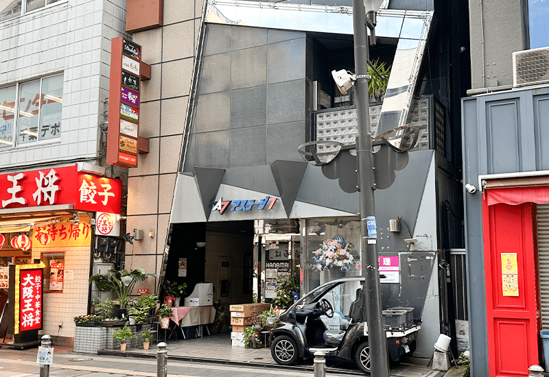 矢沢永吉さんが大好きなママや女の子達と、男女問わずお客様同士も仲良く楽しめるお店です。